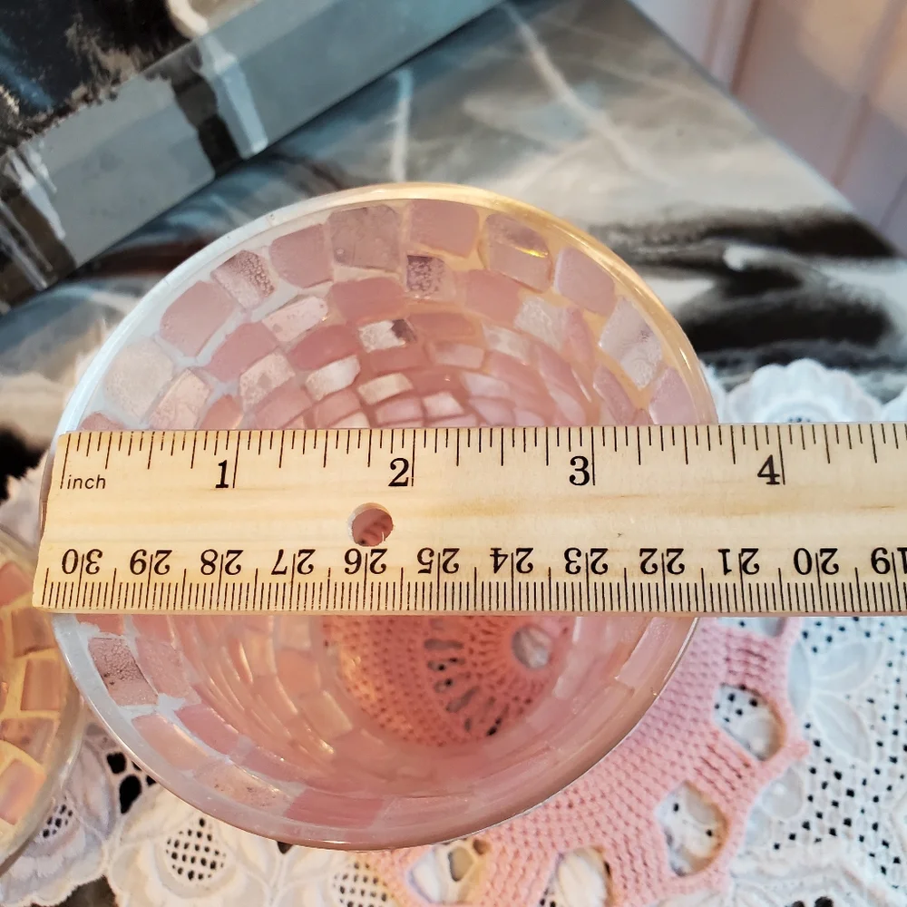 Pink glass-pieces accessories container with lid